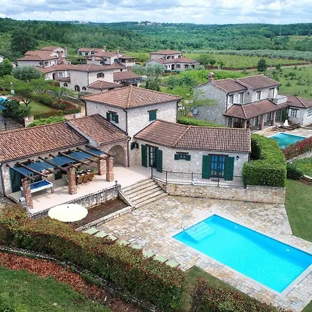 Luxuriose Cirsium Mit Eigenen Pool Villa
